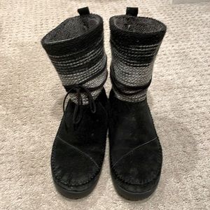 Tom’s faux fur lined black boots